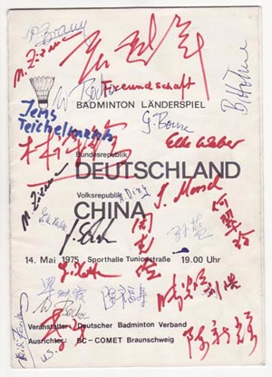 Vollgekritzeltes Cover des Länderspielhefts mit vielen Autogrammen
