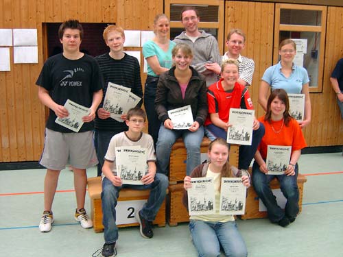 Die strahlenden Sieger vom Sonntag mit einem Teil des Jugend-Trainerteams: Christian Bräuer, Moritz Patzelt, Martin Zabicki, Petra Kress (Trainer), Nina Bethkenhagen, Robin Bretschneider (Trainer), Katrin Dojka, Thomas Rühl, Matthias Klein (Trainer), Cornelia Stadler, Cathleen Farr