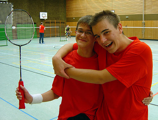 Martin: "Ey, dieses Bild kommt aber nicht auf die Internetseite!" - Vincent: "Doch, das gefällt mir!" ;-)<br>Martin und Vicent machen Schabernack nach ihrem gewonnenen Doppel in der Jugendmannschaft.