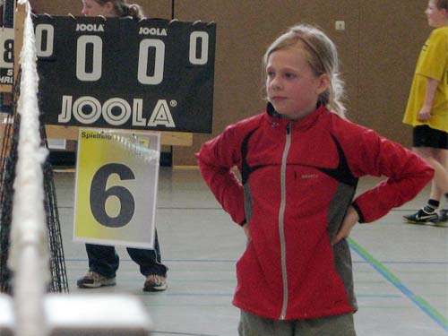 10. Oliver Drömlings Junior Cup: Lisann passt beim Schiedsen akribisch auf!! ;-)