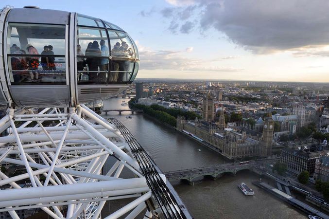 Blick aus dem London-Eye auf das englische Parlament