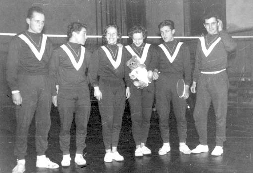 1. Mannschaft 1959: Wolfgang Weber, Bodo Weiberg, Margot Müller, Renate Müller (mit unserem Vereinsmaskottchen Charlie), Bernd Weiberg, Udo Ptok